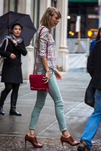 Taylor Swift, labios rojos y camisa de cuadros para una chica country