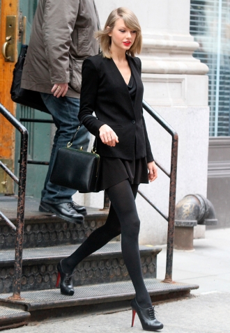 Taylor Swift, su look total black en primavera