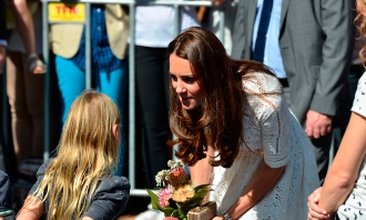 Kate Middleton saca su lado más tierno y maternal con una pequeña rubia