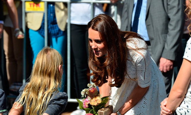 Kate Middleton saca su lado más tierno y maternal con una pequeña rubia