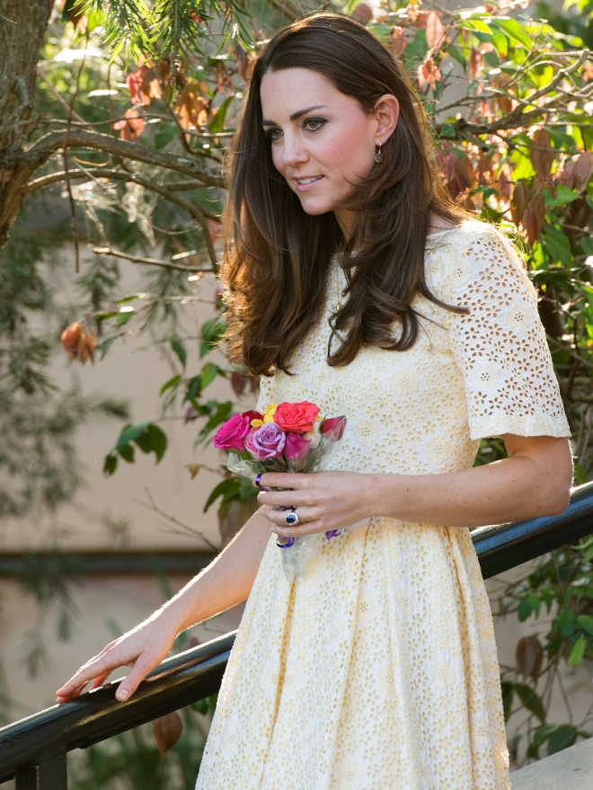 Kate Middleton, radiante con un ramo de flores en la mano