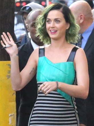 Katy Perry, pelo verde y cara de susto al firmar autógrafos