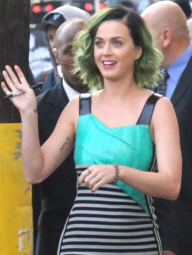 Katy Perry, pelo verde y cara de susto al firmar autógrafos
