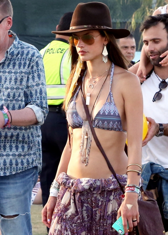 Alessandra Ambrosio, su bikini más hippie para un look country