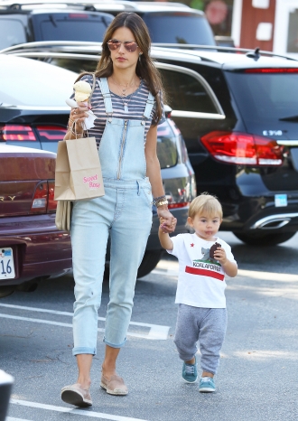 Alessandra Ambrosio se salta la dieta con su hijo Noah y unos helados