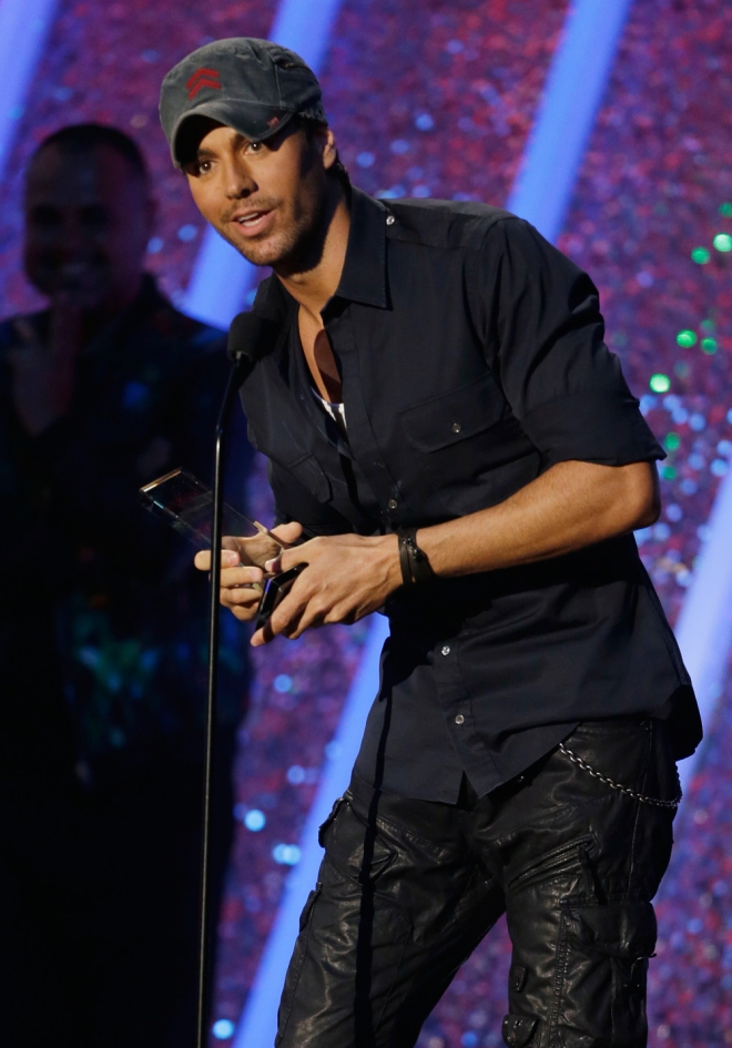 Enrique Iglesias recoge su premio en los Latin Billboard 2014