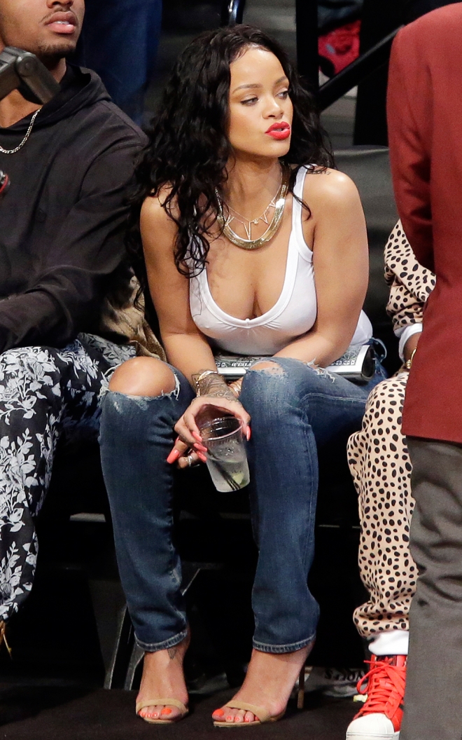 Rihanna y su escotazo en un partido de baloncesto