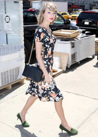 Taylor Swift y su vestido inundado de flores
