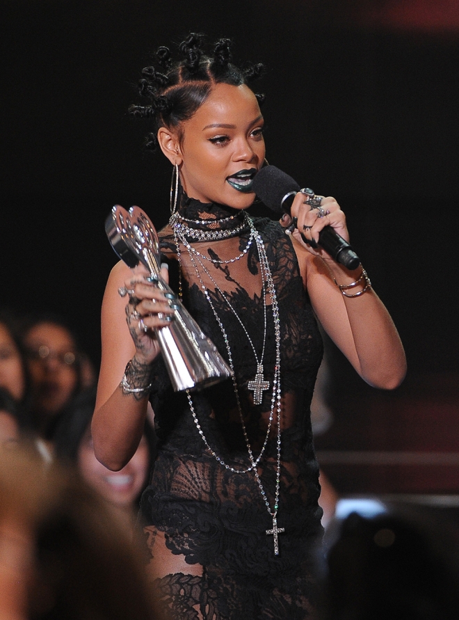 Rihanna, la orgullosa triunfadora de los iHeart Radio Music Awards 2014
