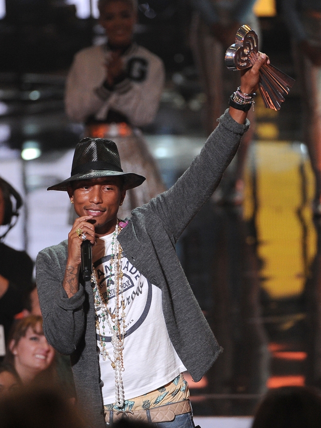 Pharrell Williams, el más happy de los iHeart Radio Music Awards 2014