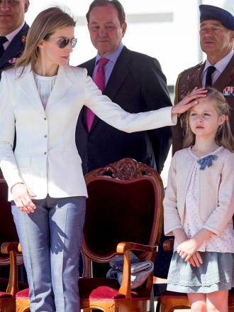 Letizia, muy cariñosa en el primer acto oficial de sus hijas
