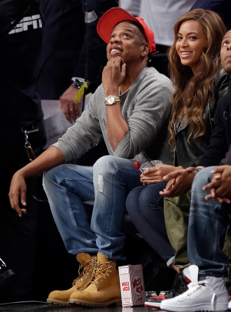 Beyoncé, muy sonriente con Jay-Z disfrutando de la NBA