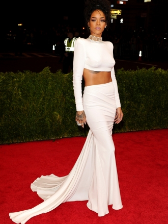 Rihanna, increíble de blanco en la Gala MET 2014