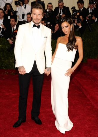 David y Victoria Beckham, guapísimos a juego de blanco en los MET 2014