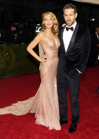 Ryan Reynolds, tocándole el culo a Blake Lively en los MET 2014