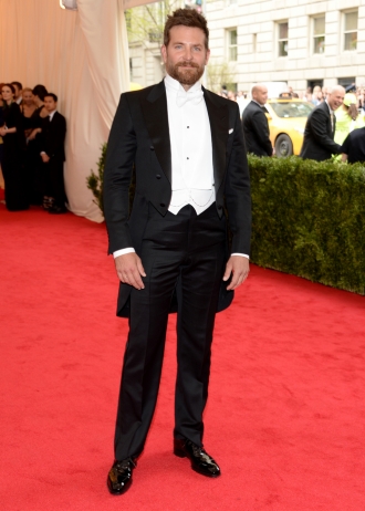 Bradley Cooper, todo un galán en la alfombra roja de los MET 2014