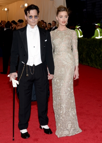 Johnny Depp, muy extravagante con Amber Heard en los MET 2014