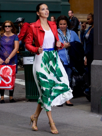 Adriana Lima, muy cool con un look tremendamente alegre