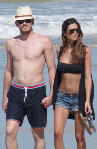 Iker Casillas, portero de La Roja en el Mundial de Brasil, junto a Sara Carbonero