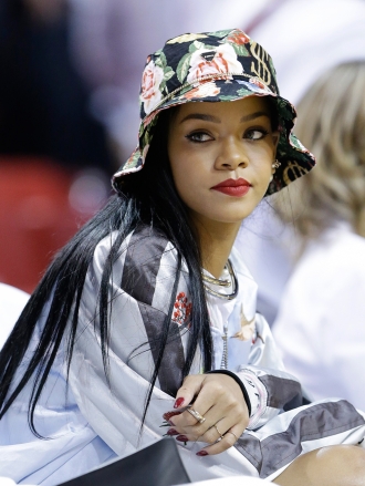 Rihanna, de sus looks extravagantes a posar como una modelo