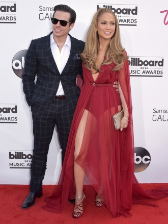Jennifer Lopez y su novio Casper Smart, en la alfombra roja de los Billboard 2014