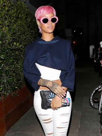 Rihanna conjunta su pelo color rosa con sus gafas de sol