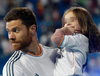 Xabi Alonso paseó orgulloso a una de sus hijas por el Santiago Bernabéu