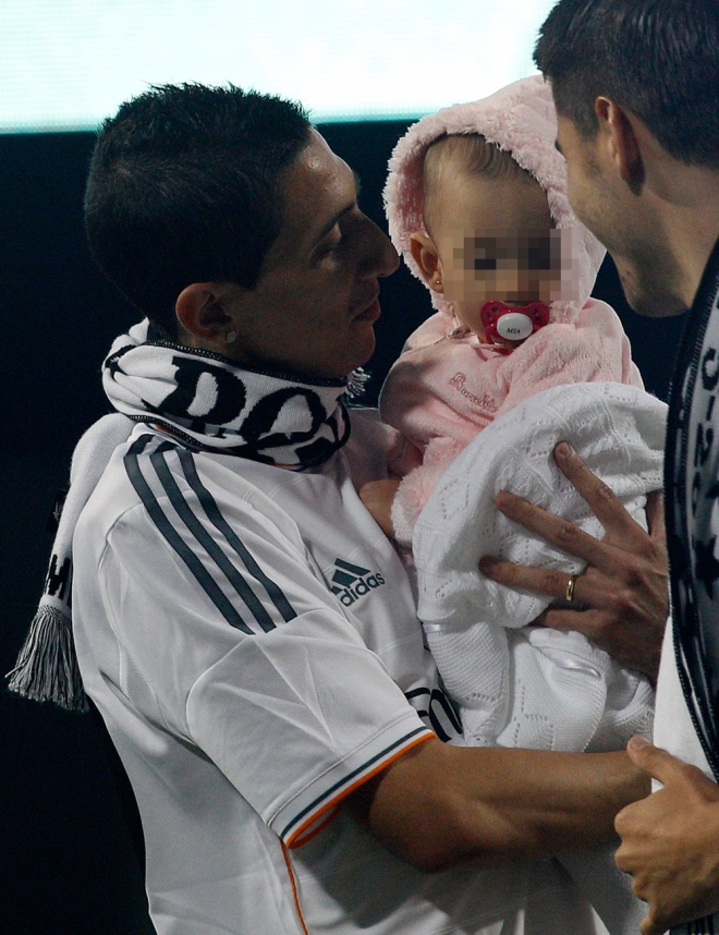 Ángel Di María y su hija, en la celebración del Real Madrid en el Santiago Bernabéu
