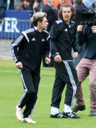 Niall Horan y Harry Styles se divierten jugando al fútbol