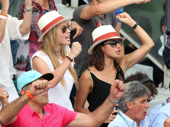 Xisca Perelló y María Isabel, la novia y la hermana de Rafa Nadal, en Roland Garros