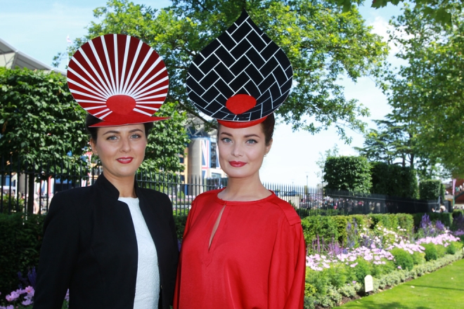 Famosos llegando con sombreros extravagantes.