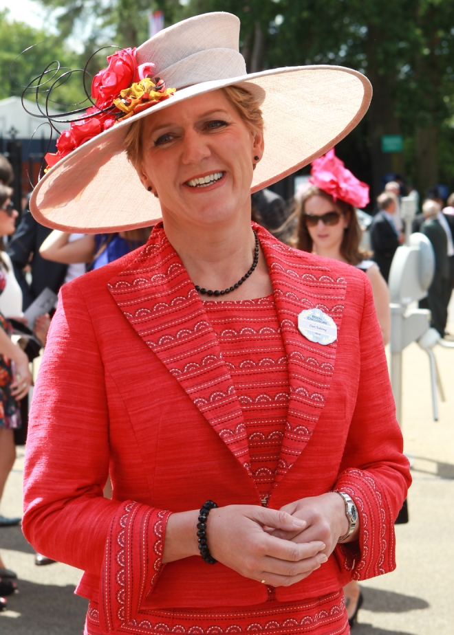 Claire Balding llegando a la carrera de caballos. Claire Balding llegando a la carrera de caballos.