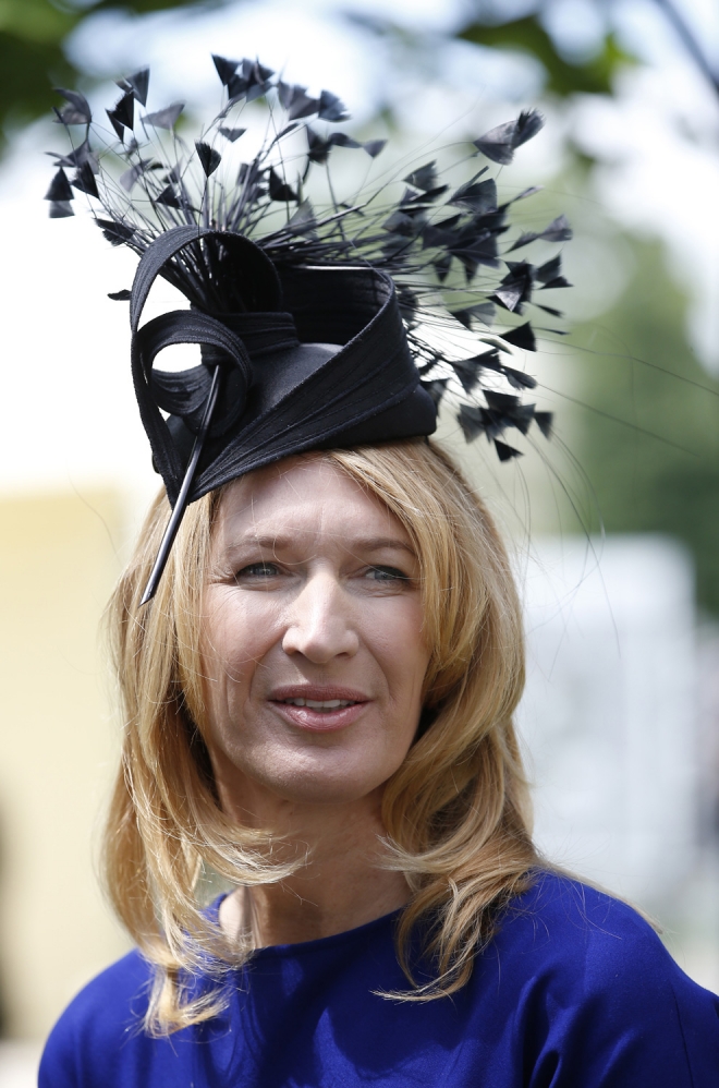 La jugadora de tenis Former German, con un sombrero negro La jugadora de tenis Former German, con un sombrero negro