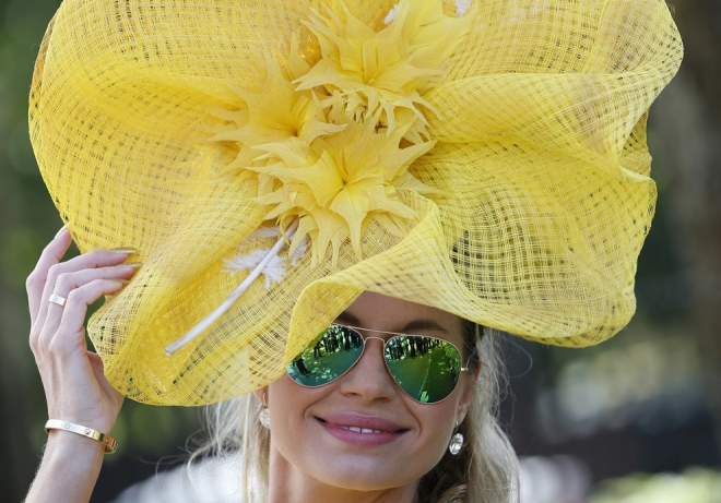 Ester Dohnalova posando para una foto con su sombrero Ester Dohnalova posando para una foto con su sombrero