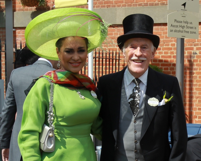 Sir Bruce Forsyth y Wilnelia Merced en la carrera de caballos Sir Bruce Forsyth y Wilnelia Merced en la carrera de caballos