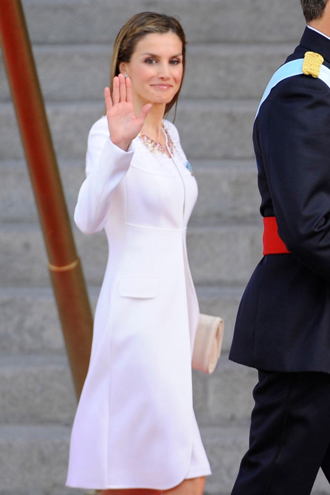 Letizia, un look sencillo y elegante para la coronación de Felipe VI
