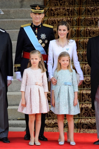 Don Felipe y Doña Letizia, junto a la princesa Leonor y la Infanta Sofía, en el Congreso