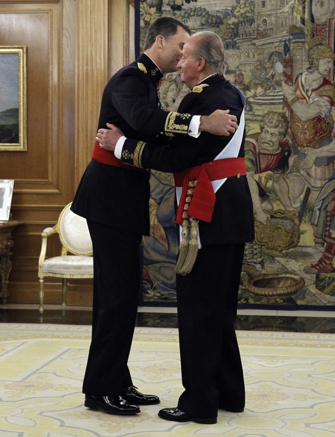 Don Juan Carlos impone el fajín de capitán general a Felipe VI