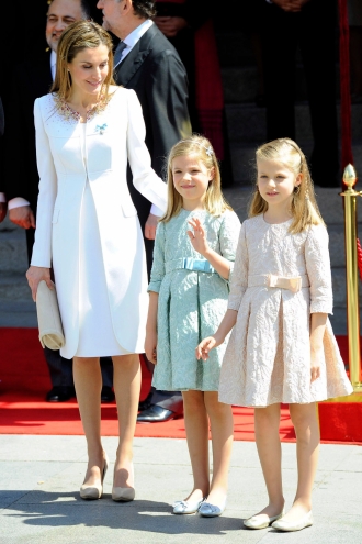 Letizia, muy pendiente de Leonor y Sofía durante toda la coronación