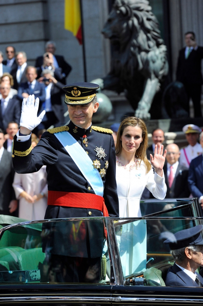 La reina Letizia y el rey Felipe VI saludaron a los ciudadanos desde un coche descubierto