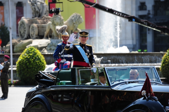 Felipe VI, nuevo rey de España, saluda al pueblo de Madrid