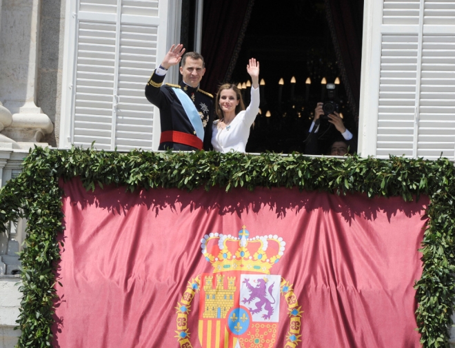 Letizia y Felipe, saludan al pueblo tras ser nombrados reyes