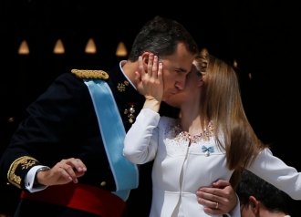 Letizia y Felipe se besan en el balcón del Palacio Real