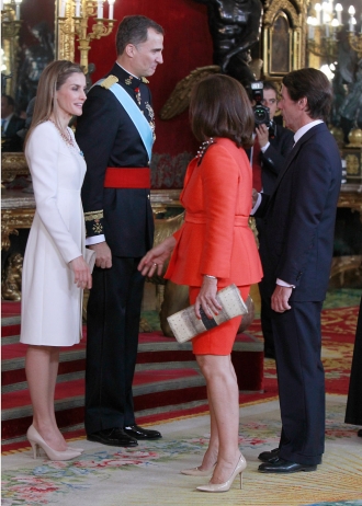 Ana Botella y Jose María Aznar saludan a Letizia y Felipe