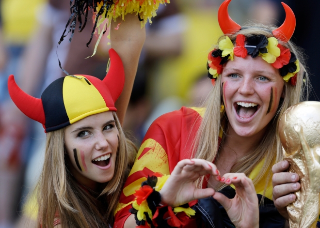 Los diablesas de Bélgica calientan las gradas de Brasil