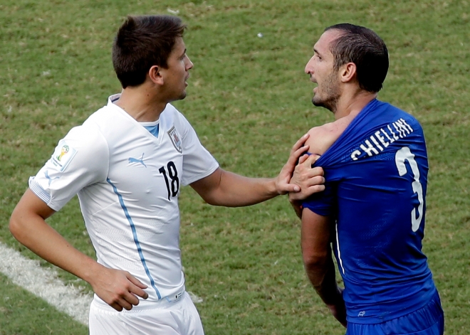El mordisco de Luis Suárez a Chiellini, la imagen del Mundial