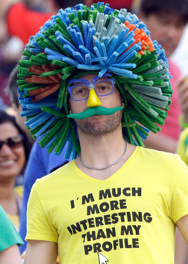 Un aficionado belga imita a Fellaini en el Mundial