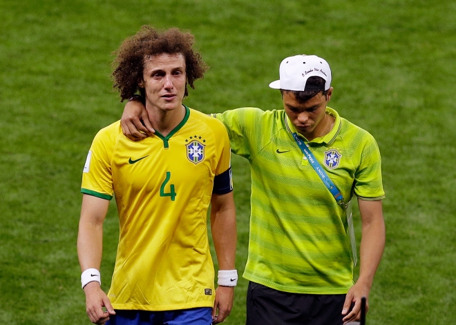 Thiago Silva trata de consolar a David Luiz tras ser humillado por Alemania