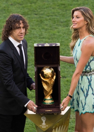 Puyol y Gisele Bündchen llevaron la copa del mundo hasta césped del estadio