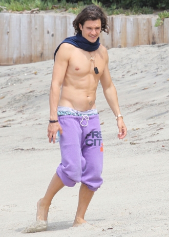 Orlando Bloom luce cuerpo por Malibú
